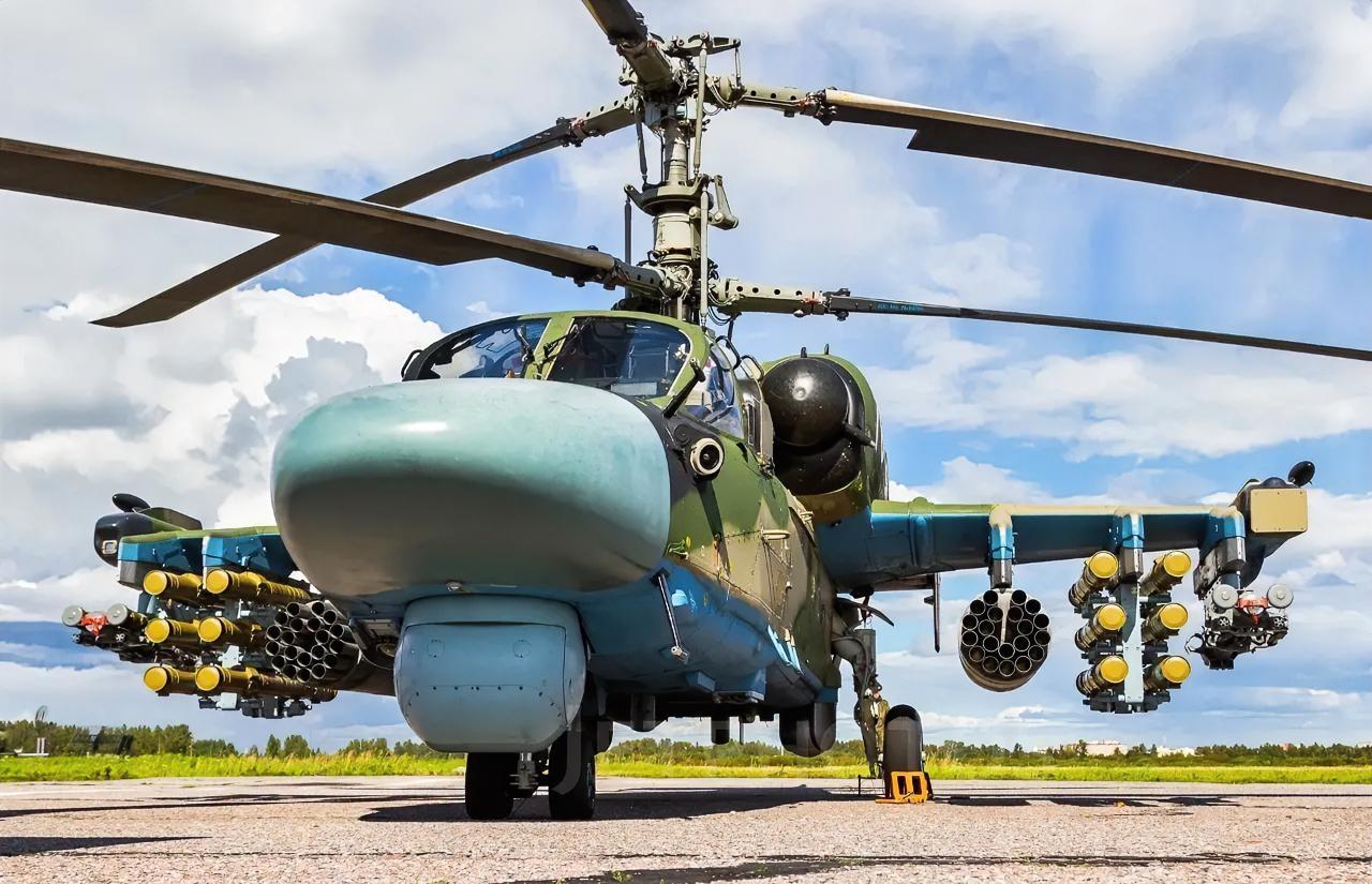 这是俄罗斯卡莫夫设计局研发的卡-52“短吻鳄”并列双座重型武装直升机，是俄罗斯陆
