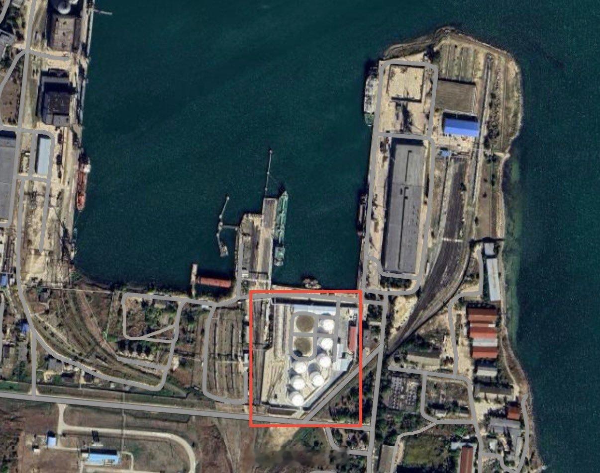 在夜间，一次袭击行动在克里米亚克尔奇市的海洋石油码头上实施。俄乌冲突俄乌战争黄健