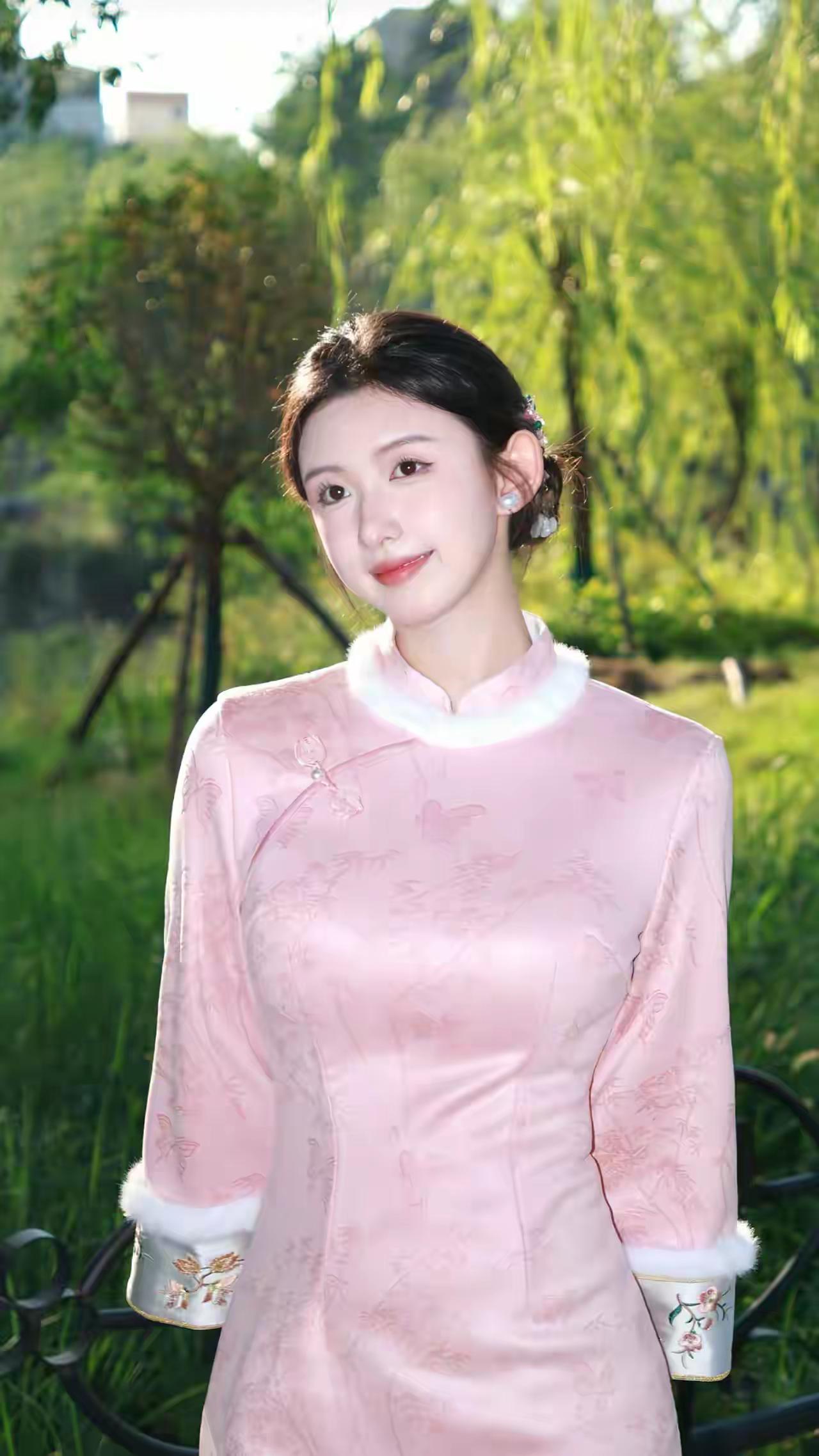 温婉国风风
一袭粉黛，半卷江南。在柳色新绿的时节，把自己穿成一幅流动的画。
温柔