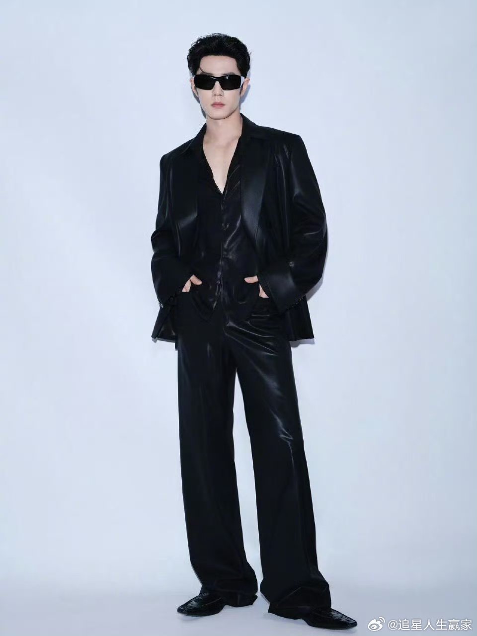 肖战黑色亮面皮革要命，太权威了 这身材太顶级了