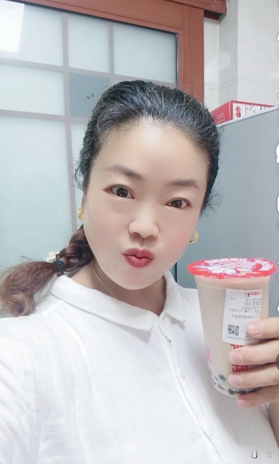 秋天的第一杯奶茶，已经全款拿下！[大笑][大笑]
 
今日立秋，告别燥热盛夏，用