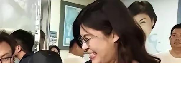 高雄那个喊着要"手撕解放军"的台独女生，来大陆转了一圈后，绿营的老底都快被掀了！