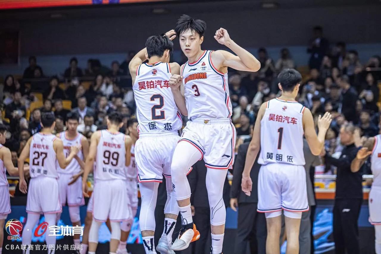 广东宏远男篮战胜宁波男篮，这两点表现有亮点也有不足

1、胡明轩和沃特斯表现出色