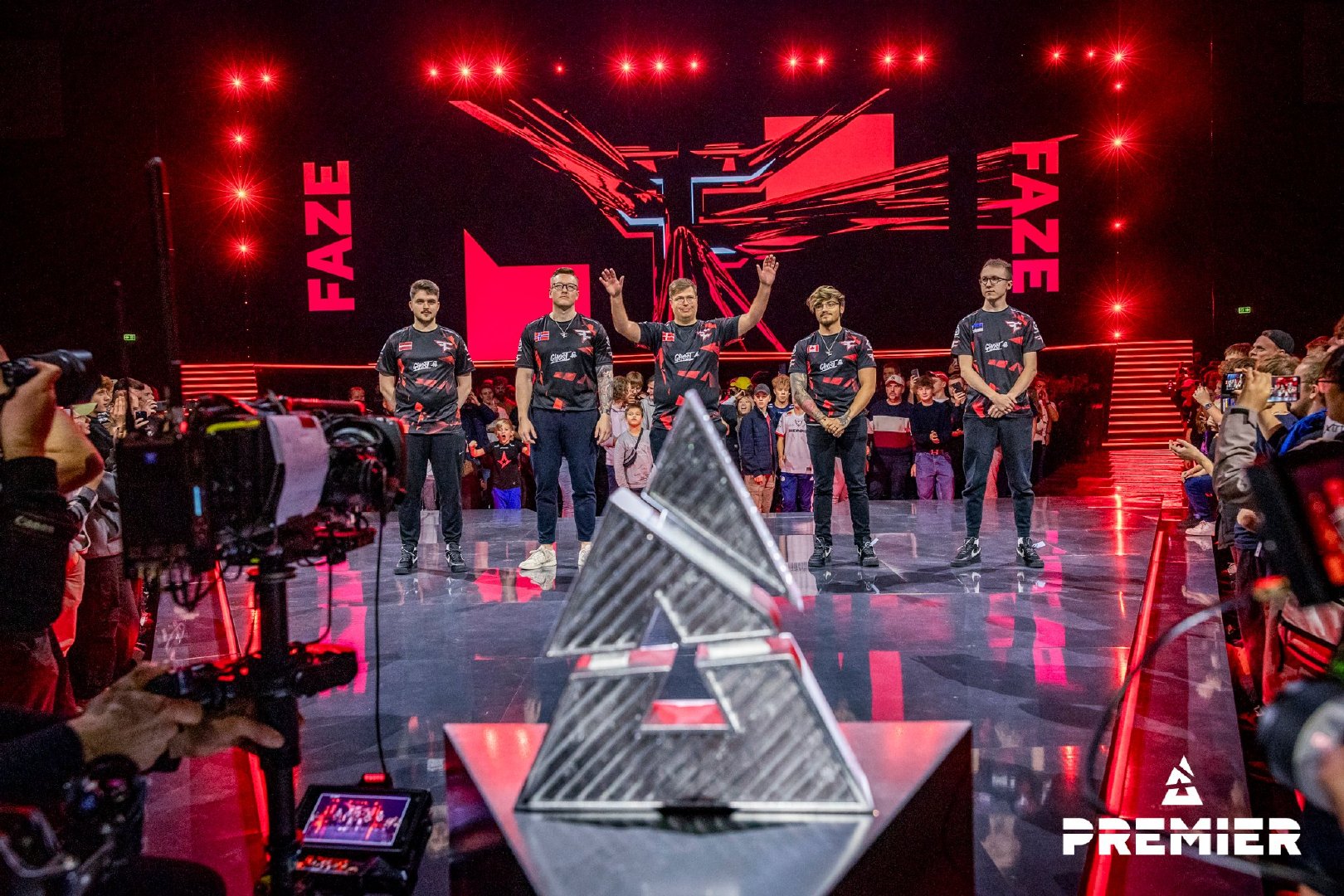 #CSGO# 昨晚的BLAST赛事最终 FAZE 以2-1击败 COL！不但取得