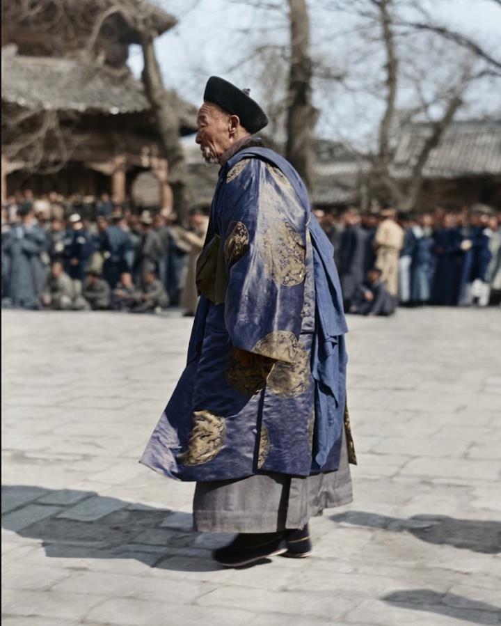 1919年，西德尼·甘博在雍和宫“打鬼”法会拍摄的系列影像之一，这是一位高级执事
