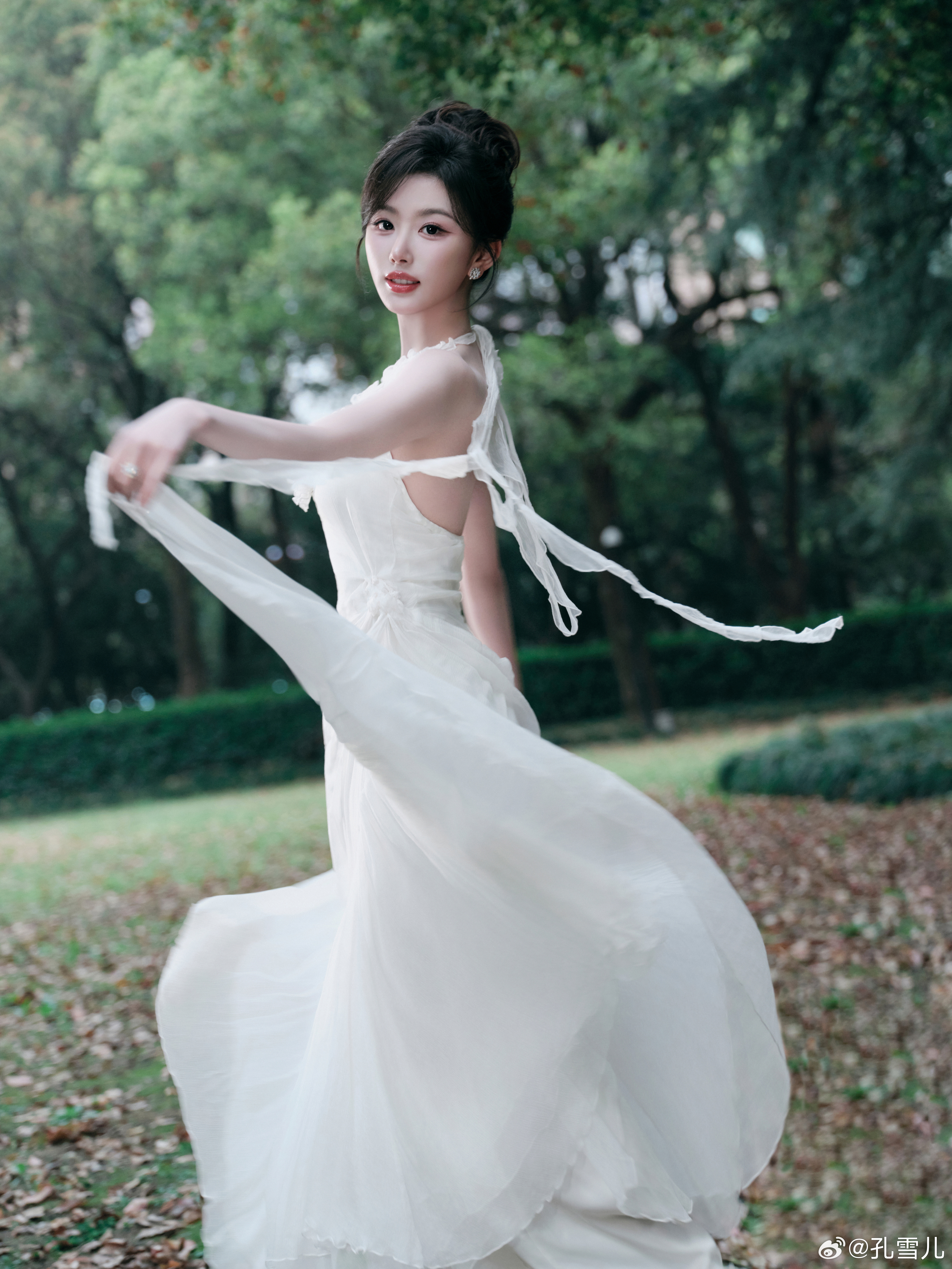 孔雪儿 风扬起白纱的瞬间，是林间出逃的浪漫，是一眼沦陷的温柔。 