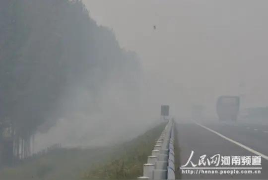 你说的应该是高速/道路上遇“团雾”或极端低能见度，司机拍视频：能见度只剩约1米，