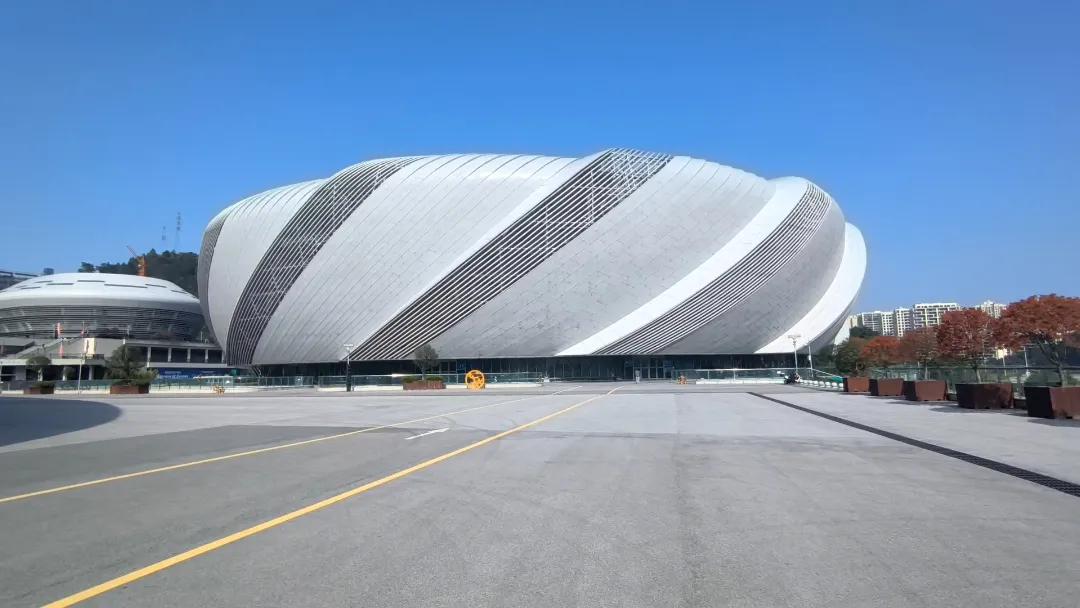 十堰奥体中心综合体育馆。十堰奥体中心有四大场馆：综合体育馆，综合训练馆，游泳跳水
