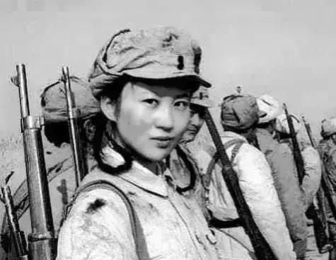 [太阳]1941年，21岁的女侦察员王金英，在老乡家养病。夜里，她正洗澡时，突然