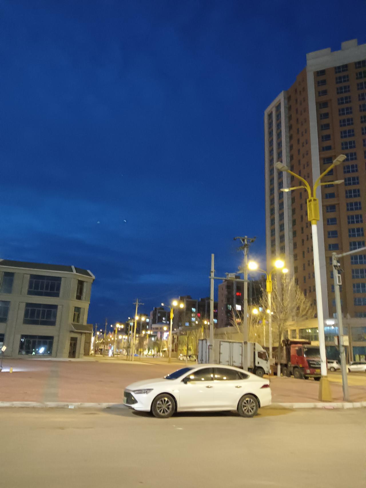 夜幕下的城市街景，灯火阑珊，车流不息。