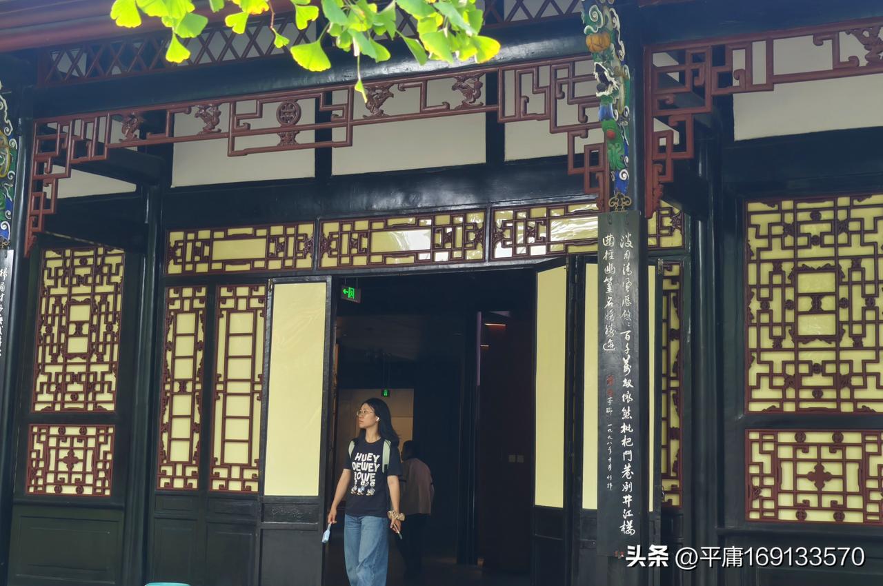 上周在青岛八大关晃悠的时候，刚好撞见特别戳人的一幕。
穿米白棉麻裙的女孩抱着半捧