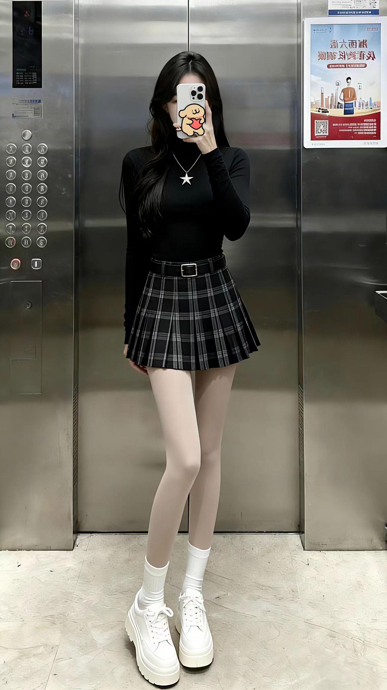 穿搭小心机，今天这身穿搭打几分？黑高领+格纹百褶裙戳中学院感，星星项链和鞋饰把甜