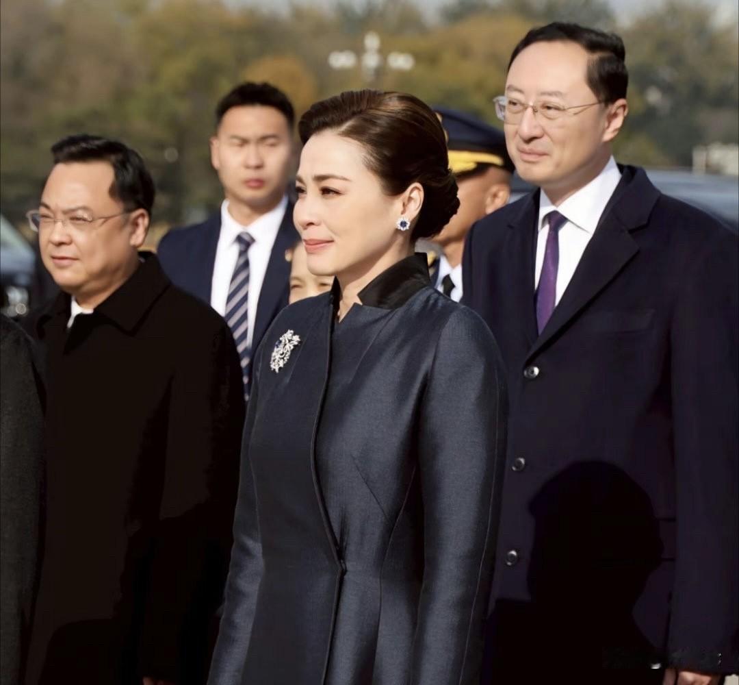 5天8套穿搭‼️泰国王后凭“国泰民安脸”征服中泰网友
近日，泰王玛哈·哇集拉隆功