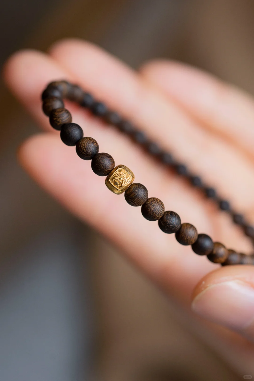文玩女生都应该有一件属于自己的沉香手串🤭