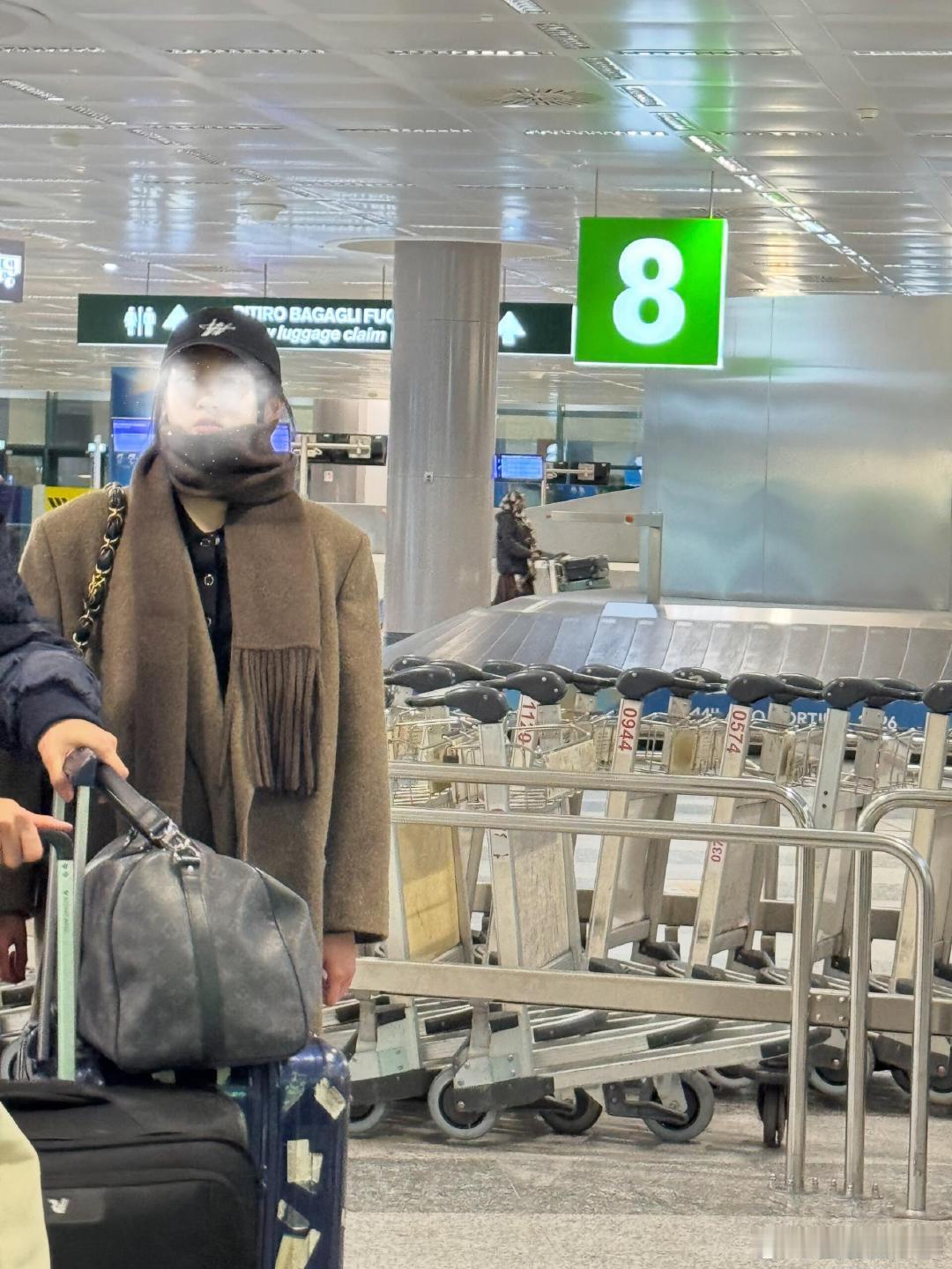 米兰机场偶遇关晓彤网友米兰机场偶遇关晓彤 网友米兰机场偶遇关晓彤，她戴着帽子，头