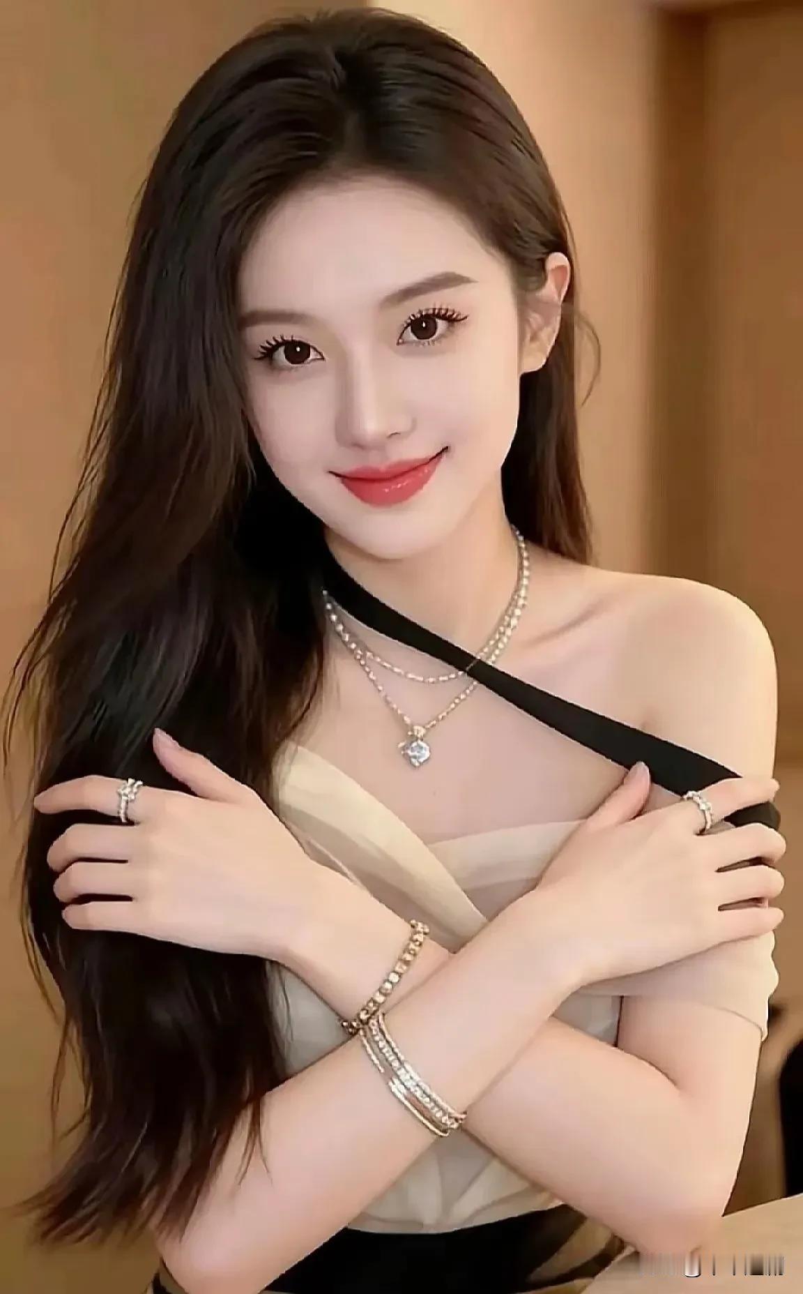 ✨ 黑带缠绕肩颈，叠戴的钻饰衬得眉眼明艳，一抹红唇笑靥里，藏着又甜又飒的魅力。