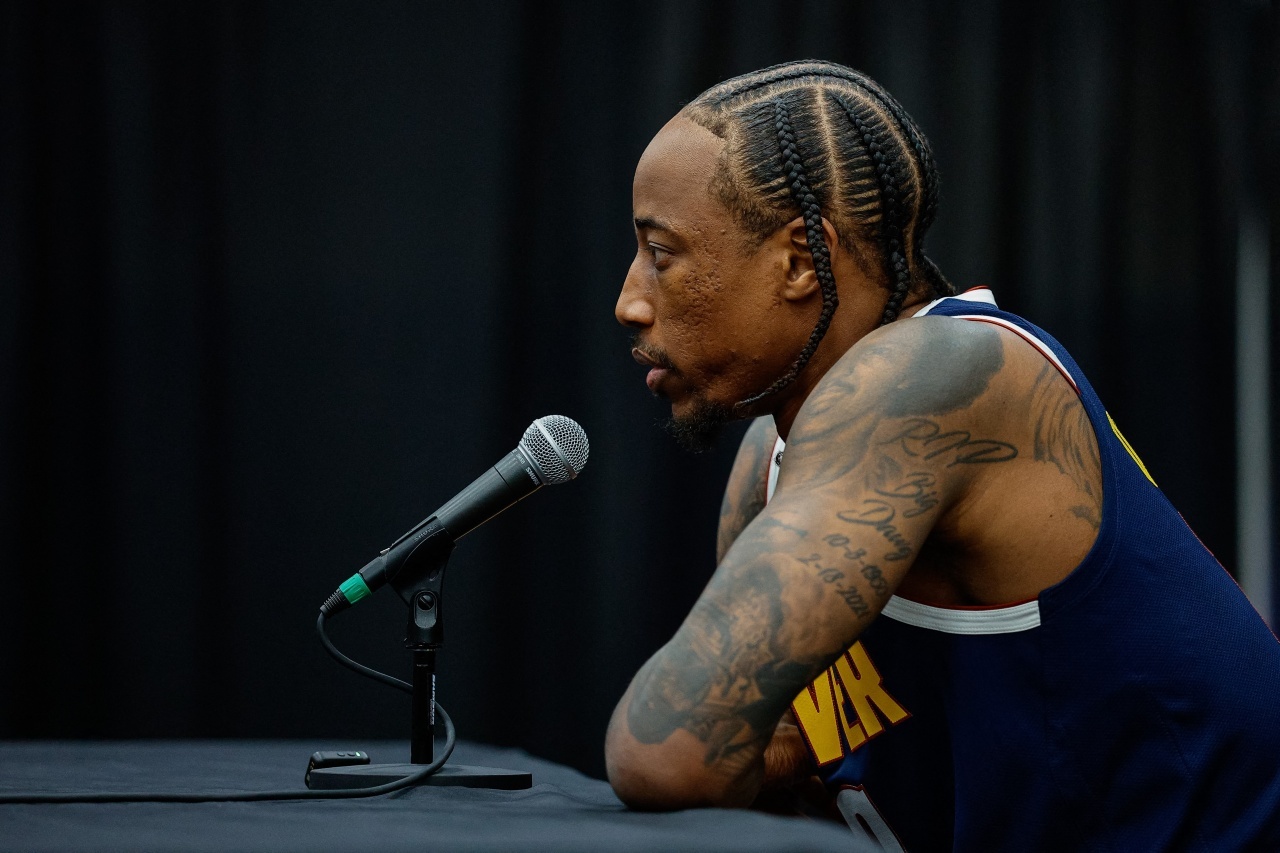 NBA[超话] 在掘金替补出战！德罗赞连续1250场比赛首发的纪录将终结掘金 ​