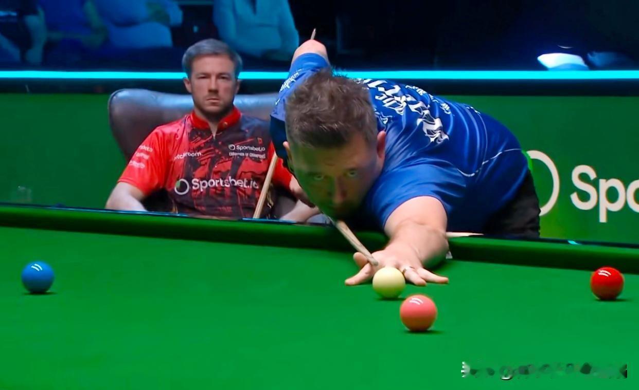 小司机绝地反击功亏一篑
北京时间11月11日晚，2025年斯诺克冠中冠八强争夺战