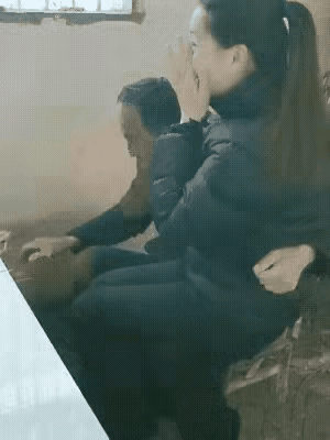 也不知道这个老头有什么吸引力，在外面打工很多年之后，带回了一个黄花大闺女做老婆。