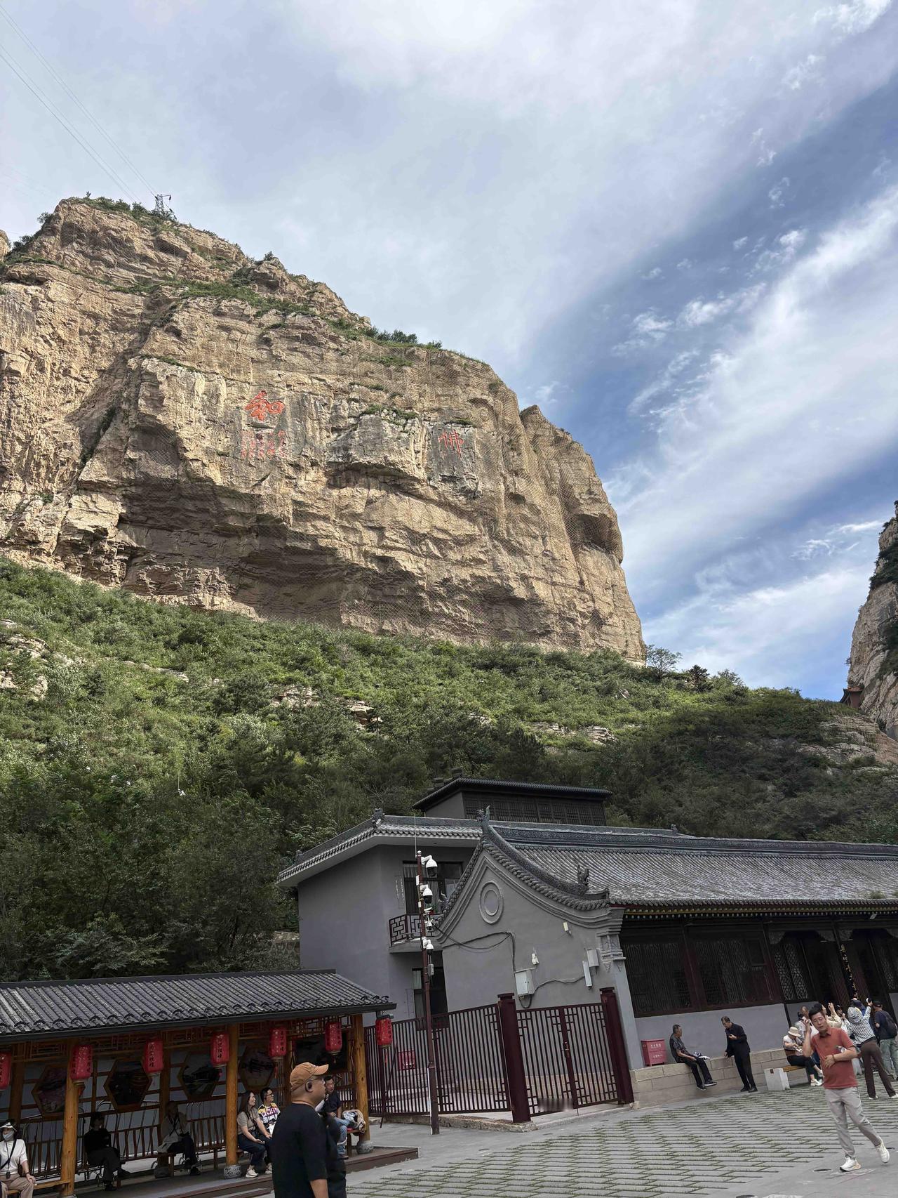 久闻五岳之一的恒山，今日得见，果然气度不凡。但我只能望山兴叹了，年老体弱，不敢逞