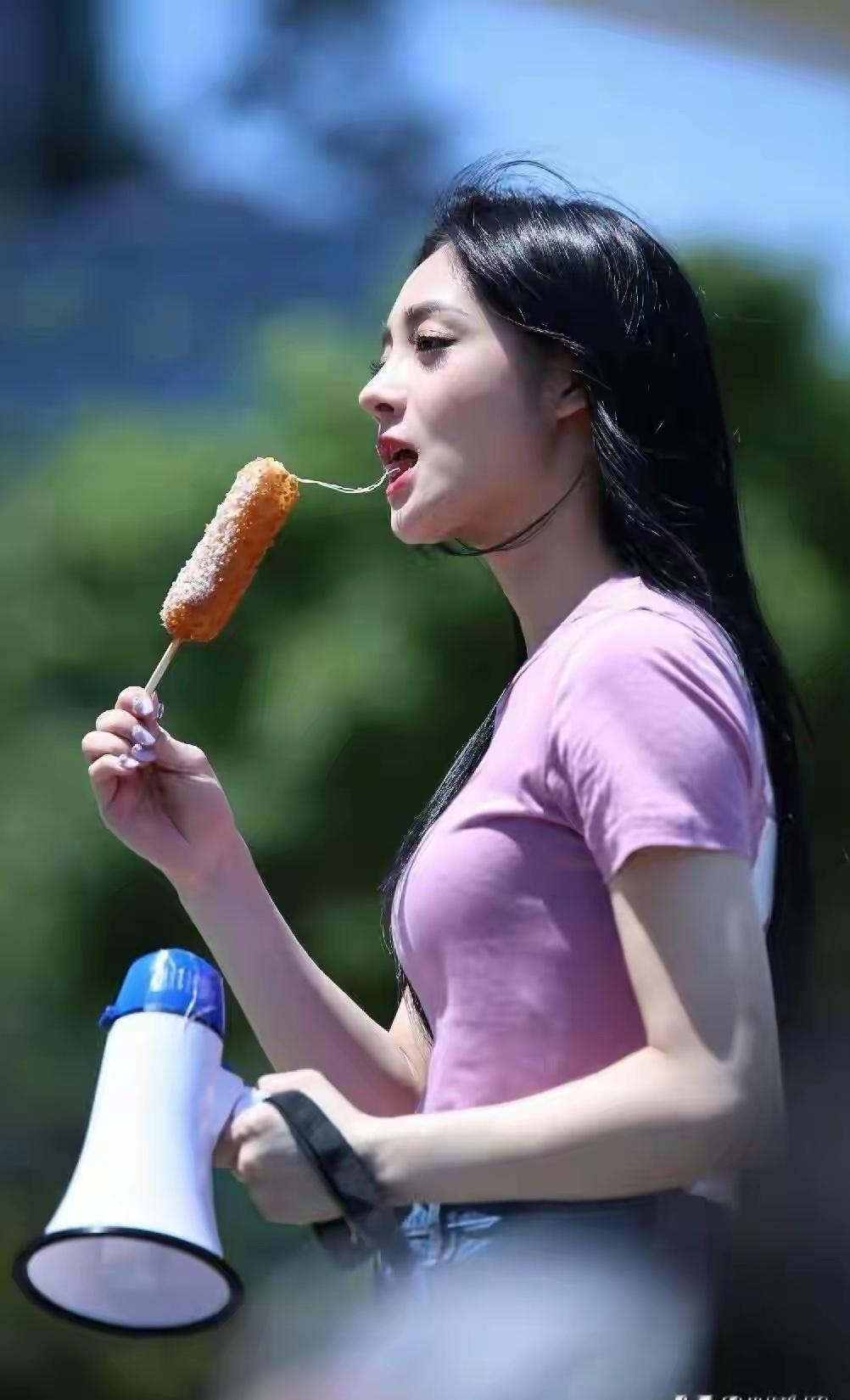 周洁琼当年靠吃芝士热狗上韩国热搜，也太有氛围感了吧 ​ ​​​