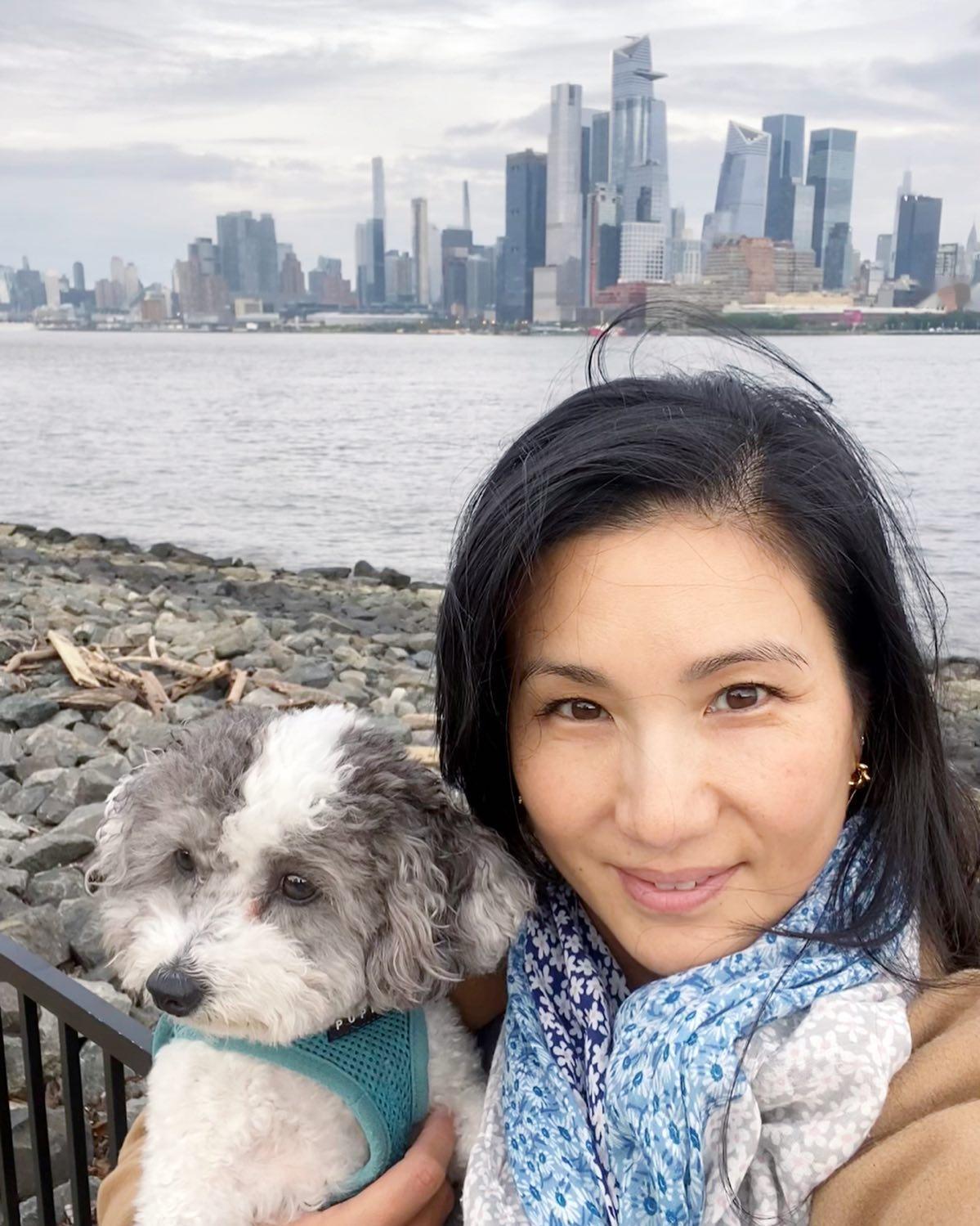她曾经是1999年香港小姐选美亚军，印象最深刻在TVB电视剧《男亲女爱》中饰演阮