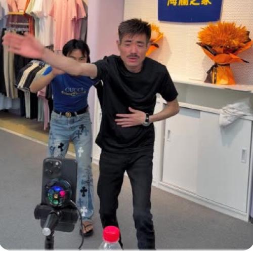 这个四哥被人们戳穿以后并没有销声匿迹。而是租起了豪车，拍起了视频。不过我们有时看