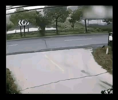 电动三轮车太猛了，拐弯上主路不减速不看路，横冲直撞，被黑色车辆撞飞，车上的两个都