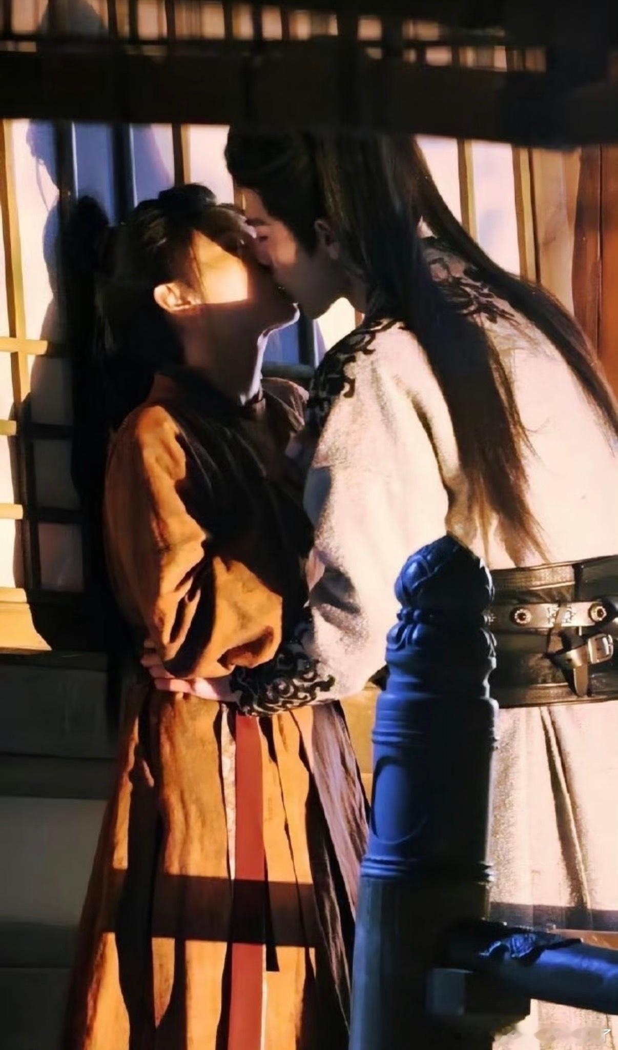 逐玉网友有偿求经纪人接吻直拍  一部剧带火全员也就算了，连经纪人都成了网友嗑点，