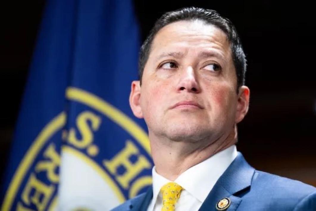 在去年一名前助理自杀身亡之前，美国德克萨斯州共和党联邦众议员托尼·冈萨雷斯向她发