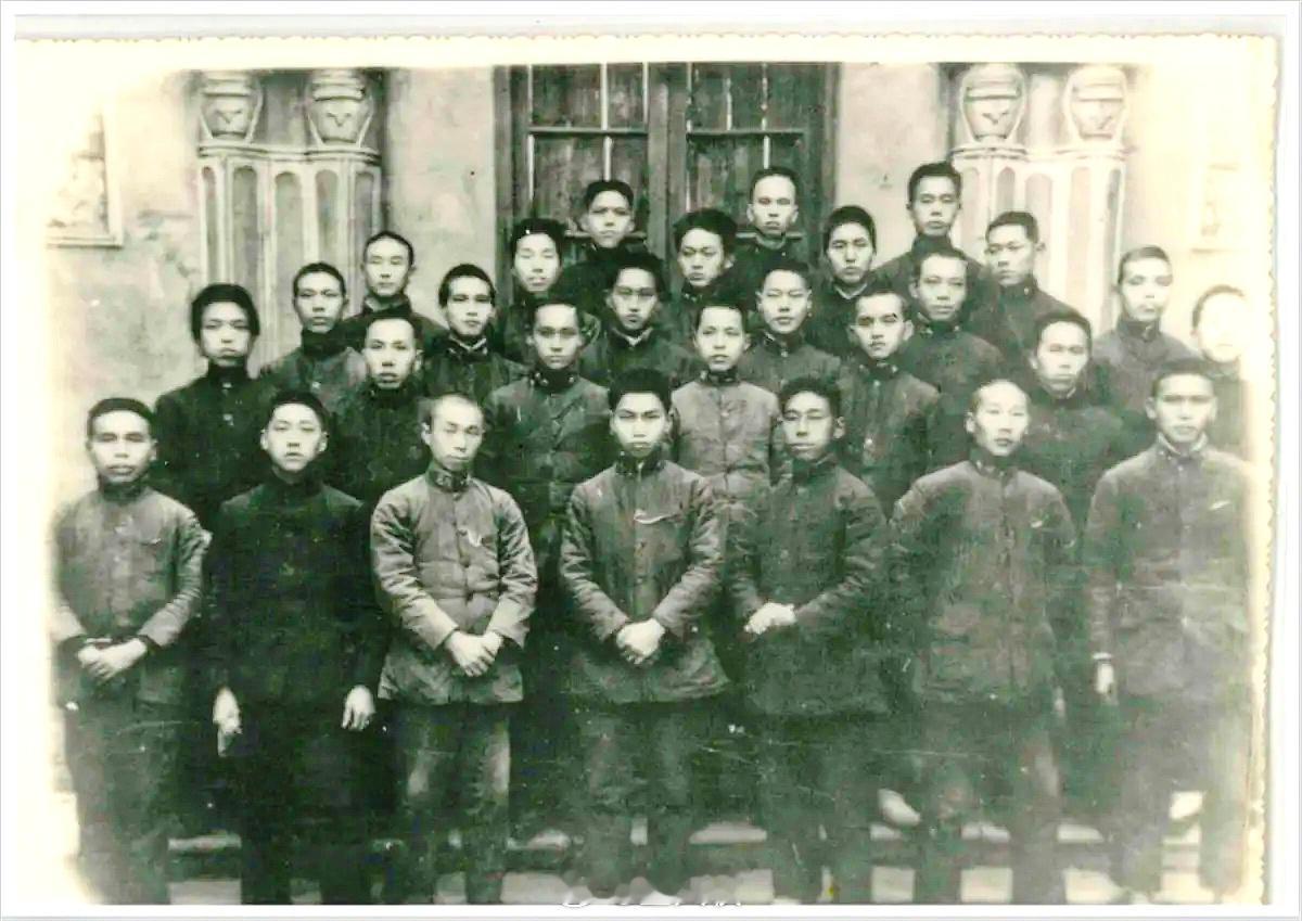 时人不识凌云木，直待凌云始道高。 