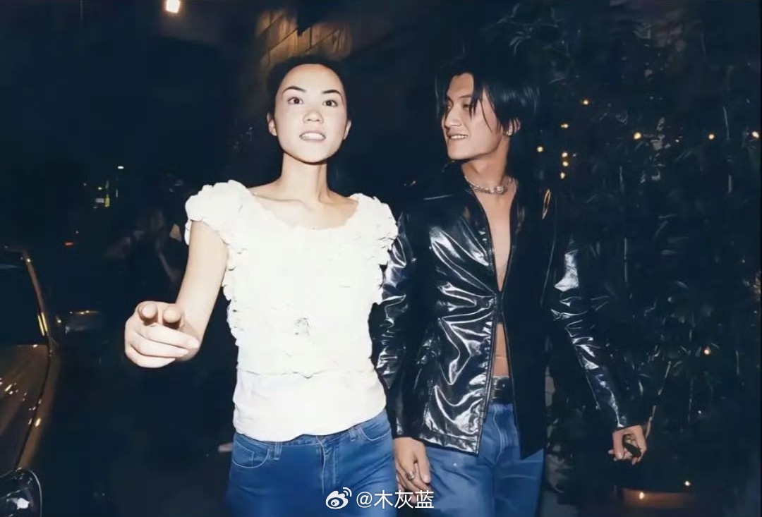谢霆锋王菲十指紧扣一起走菲姐好幸福，就这样牵着手已经20多年了…… 