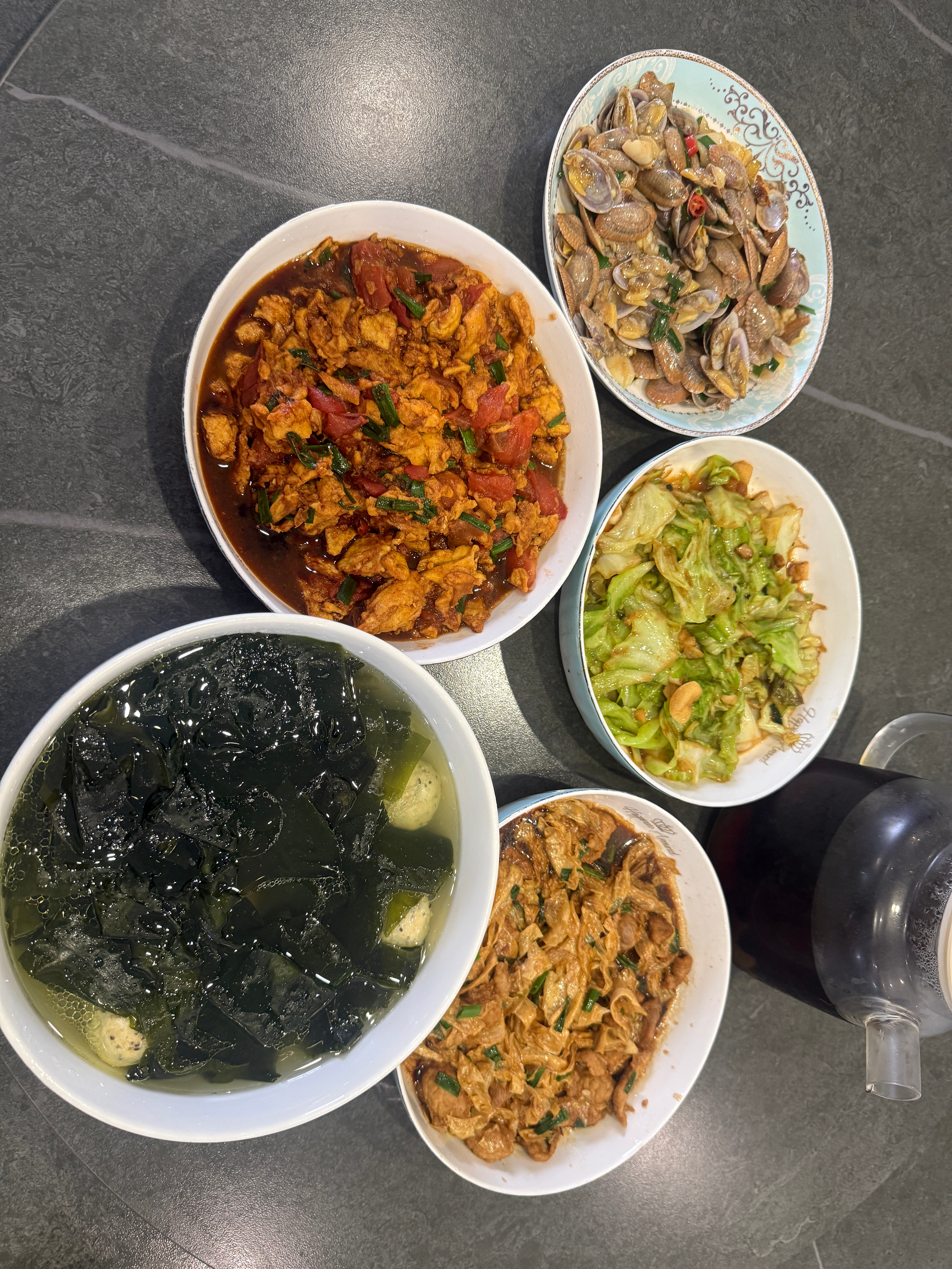 这顿还没开始吃 又接到电话安排晚上的聚餐