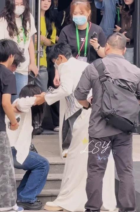 张杰扶起摔倒工作人员张杰扶起摔倒的工作人员活动现场人多又忙碌，还能留意到身边人，