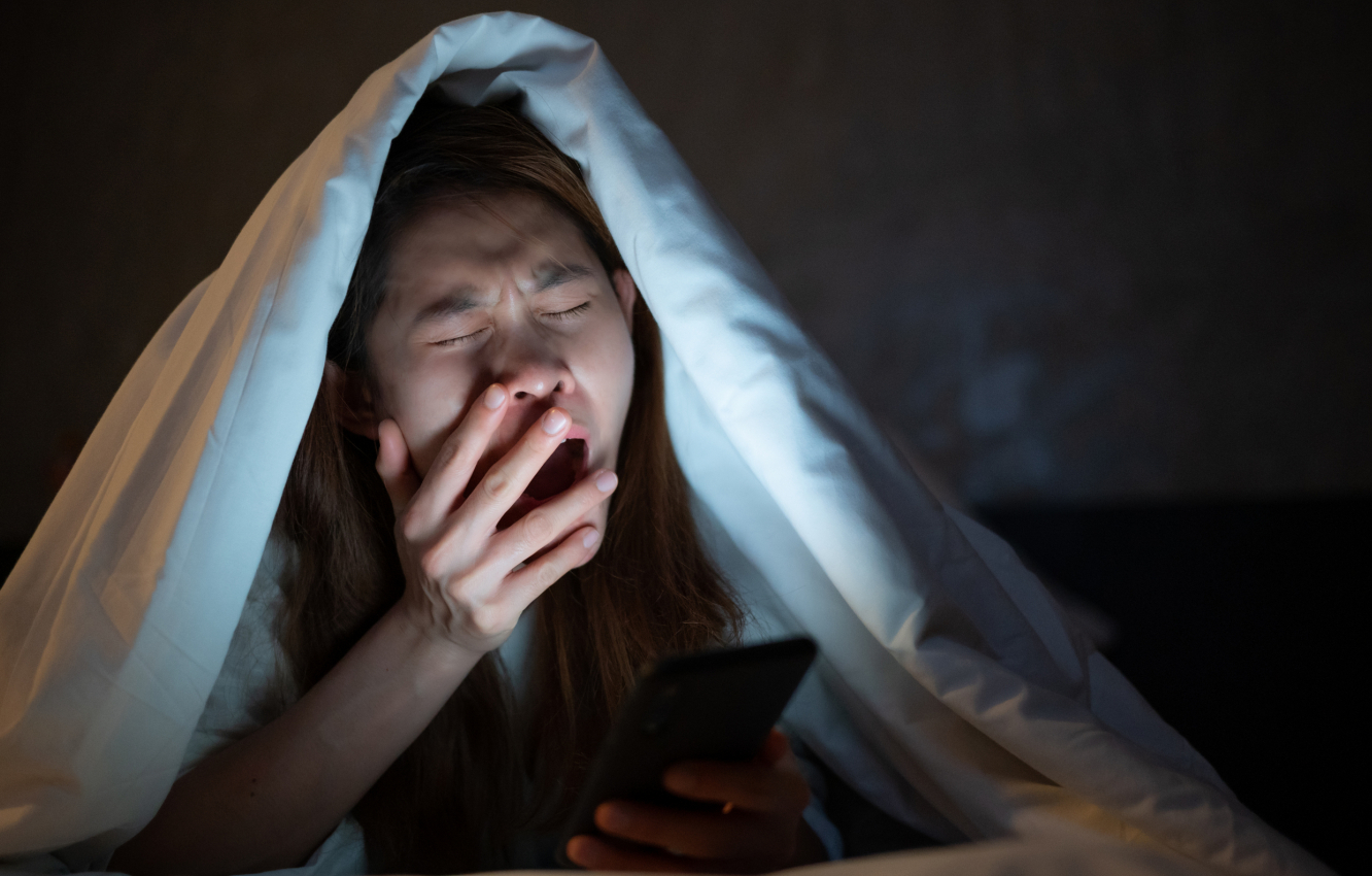 熬夜看球给病毒可乘之机世界杯期间，长期熬夜看球会干扰神经与内分泌系统的正常运作，