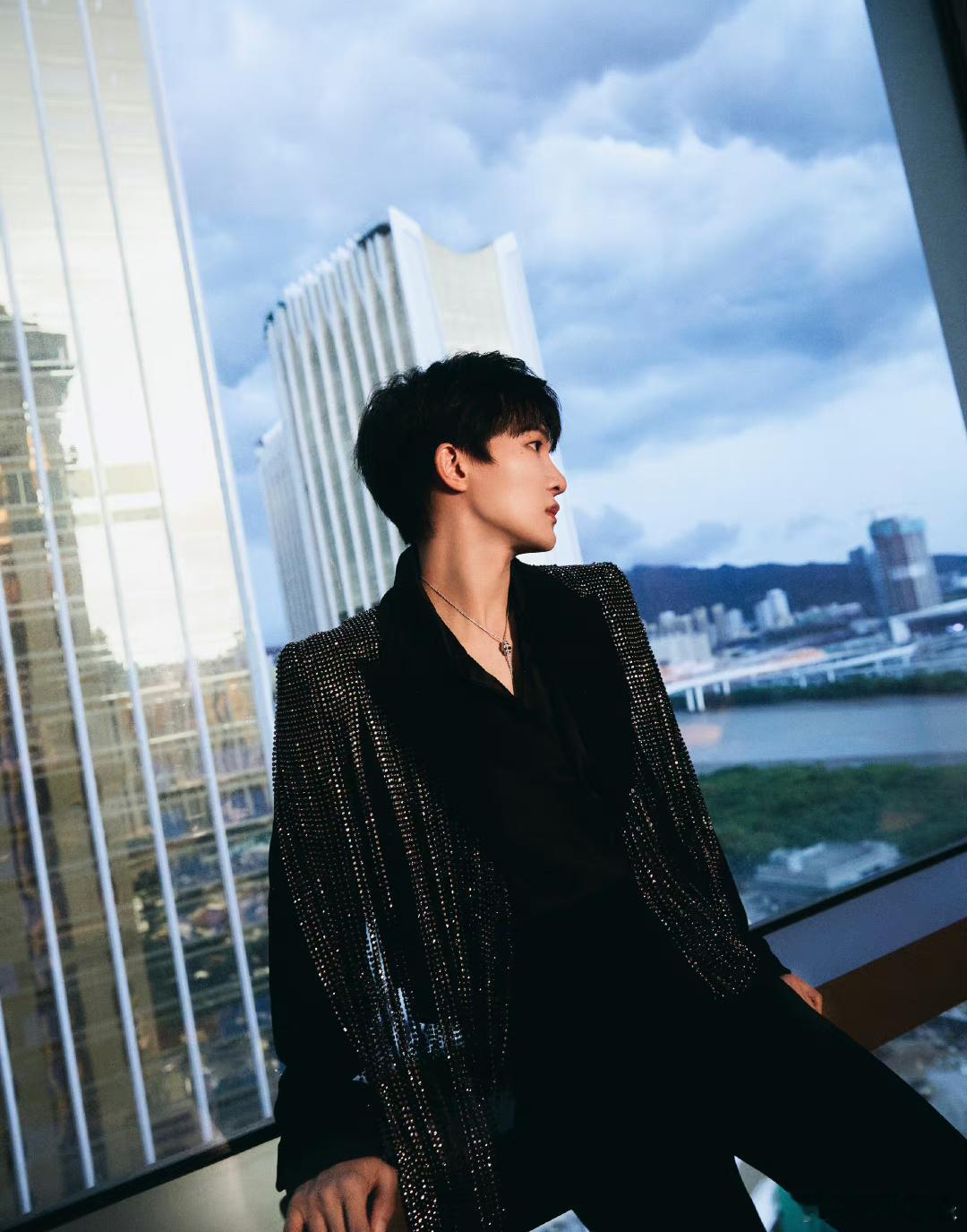 #周深年度最具影响力全能歌手#周深获得年度最具影响力全能歌手。有一说一，这个奖真