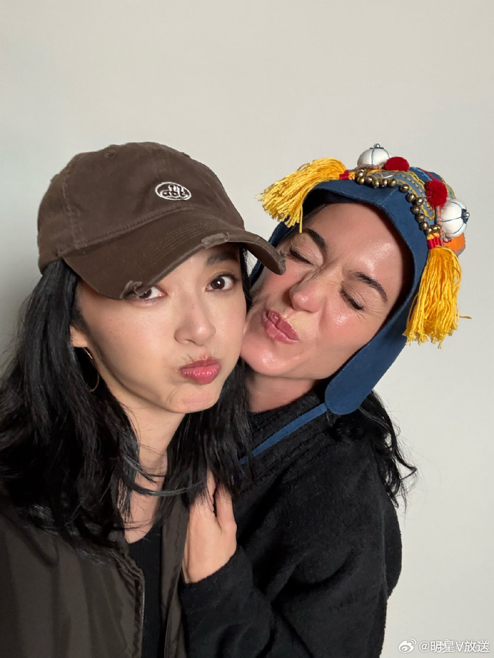 姚晨水果姐合照姚晨送水果姐虎头帽 姚晨晒出和水果姐Katy Perry的合照，好