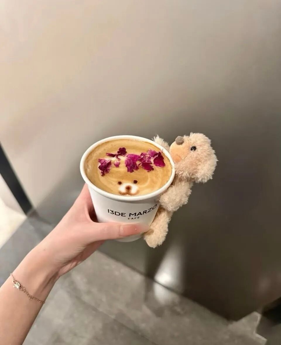 我承认我喜欢上你了 但我们只能做朋友 你身边的异性太多了 ​​​