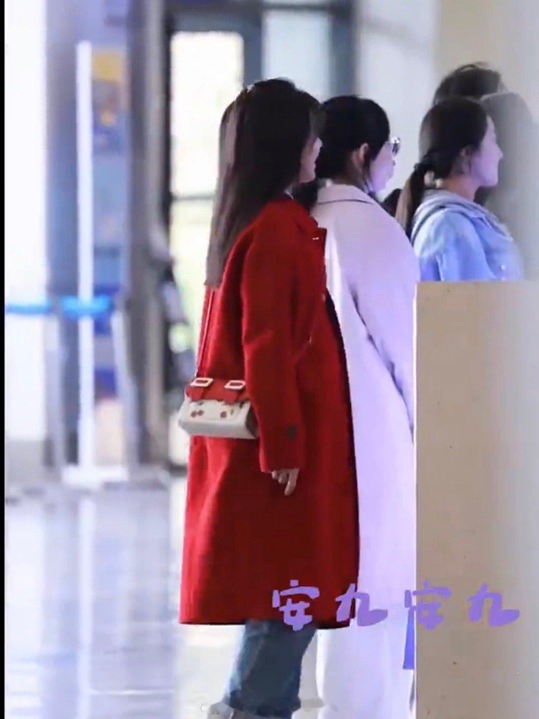 #赵今麦樱桃琥珀红大衣路透#哟吼，赵今麦主演的电视剧《樱桃琥珀》又有新路透了啊，