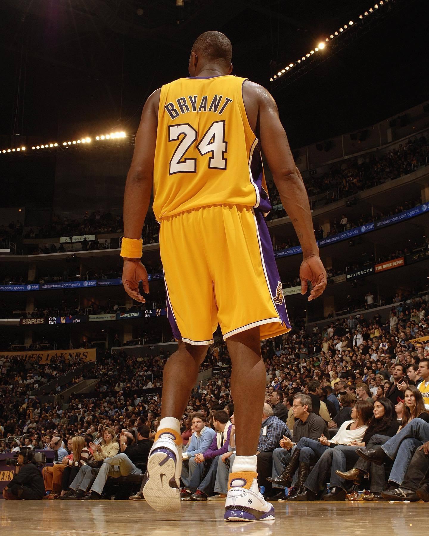 正反Kobe Bryant  虽然不是同一场科比