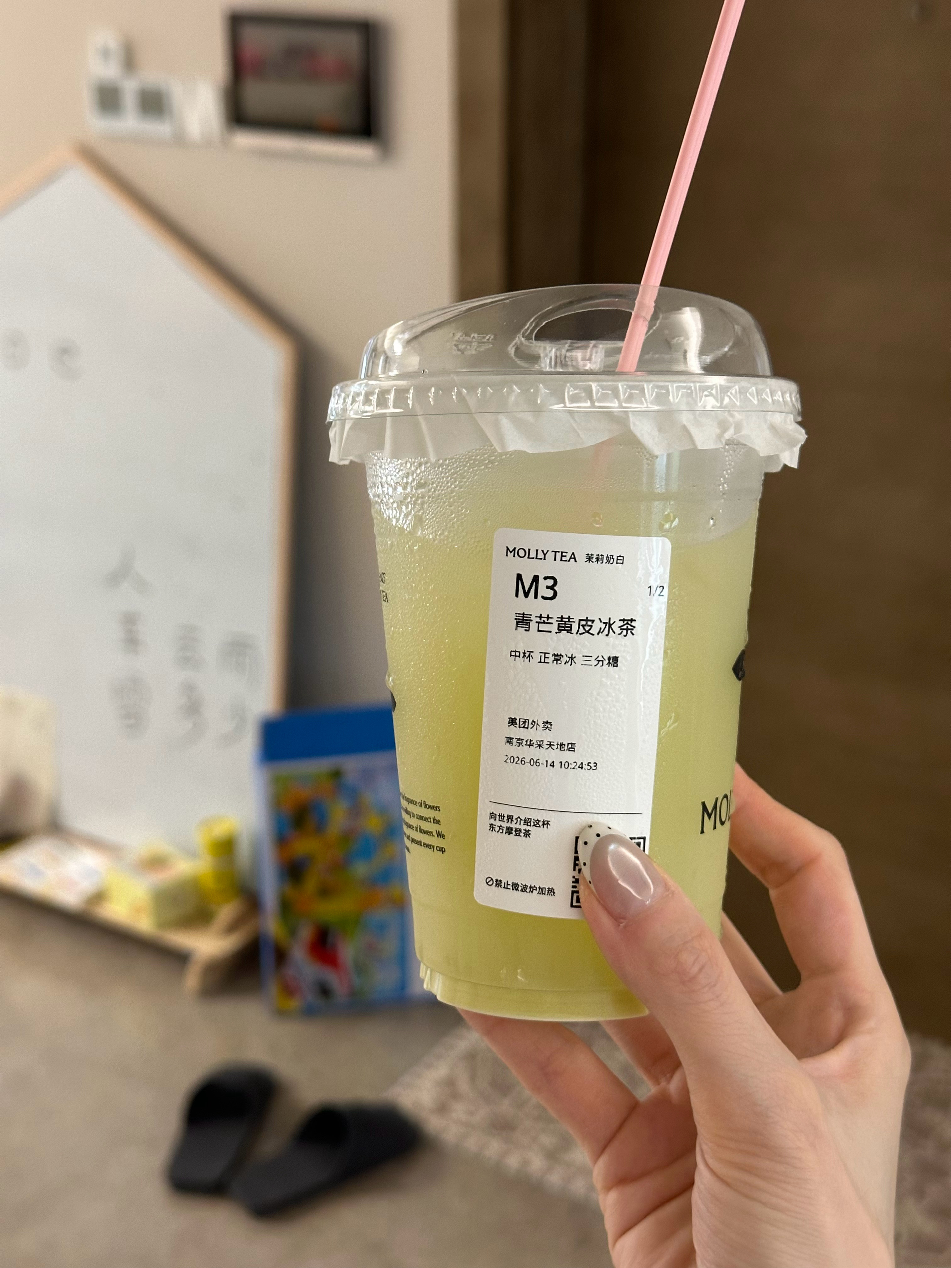 品鉴一下茉莉奶白的新品结论：还是喜茶的更好喝 