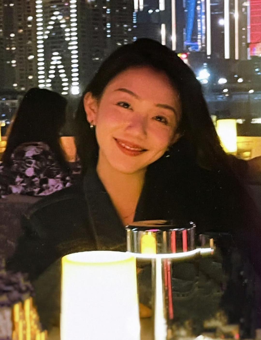 喜事啊！歌手许嵩和冯禧直接官宣结婚了！
 
9月19日晚两人同步发文“我们的人生