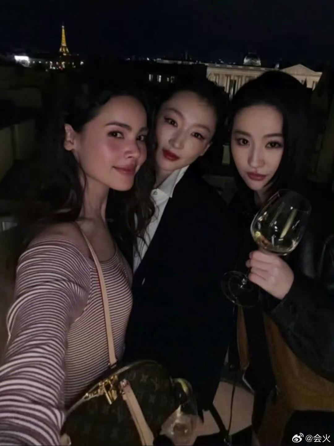 刘亦菲周冬雨举杯合影 刘亦菲周冬雨lv晚宴合影 刘亦菲周冬雨lv晚宴合影 