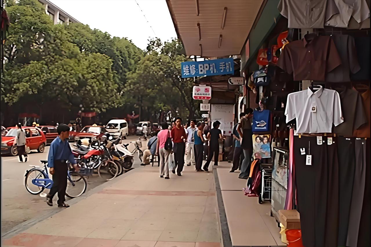 90年代消失的街边小摊，看完瞬间破防。
 
不知道从什么时候开始
小时候满街的烟