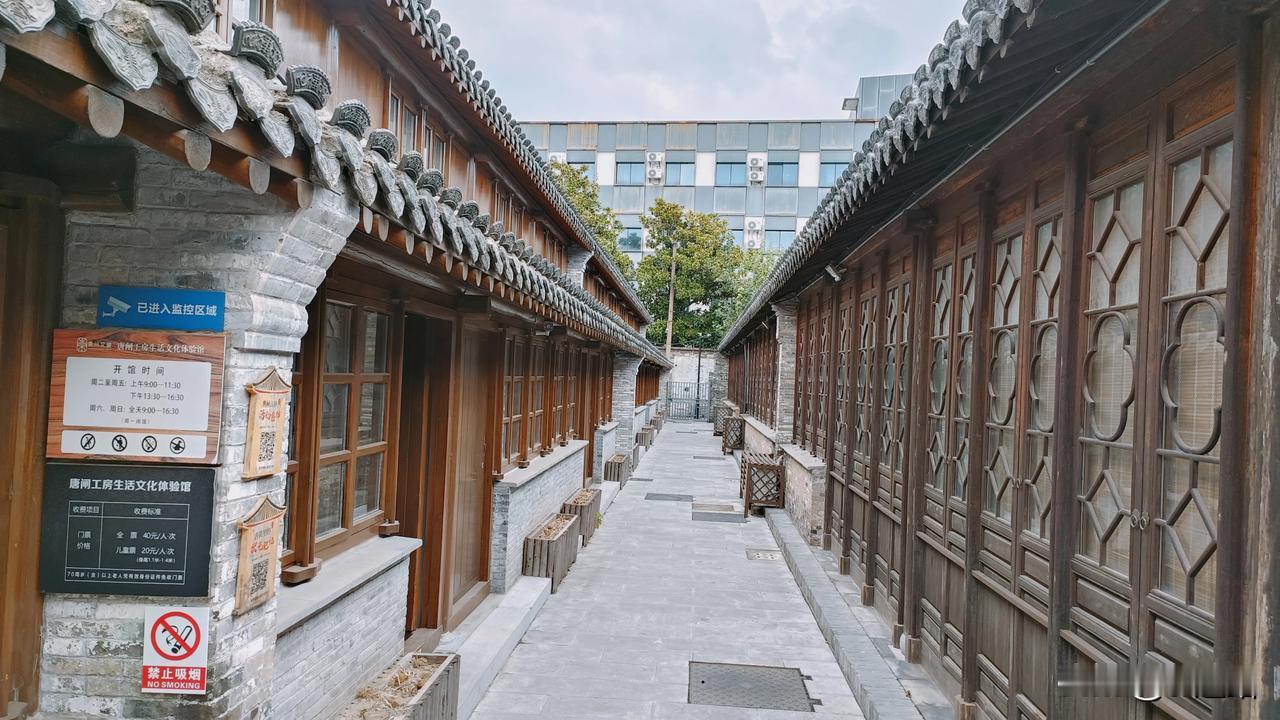 老照片里的家乡风景 老照片中的家乡风景，宛如一把钥匙，开启记忆之门。如今，集市虽