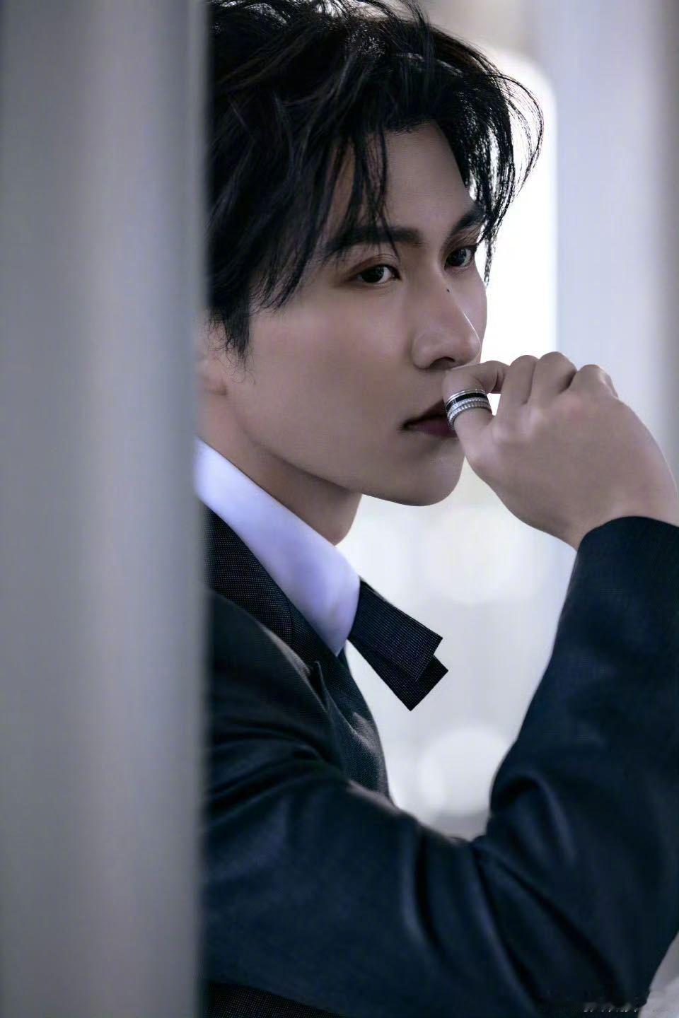 张集骏看似光鲜亮丽其实穿上秋裤了 风度翩翩的竟然穿上秋裤了，降温了大家也不必逞强