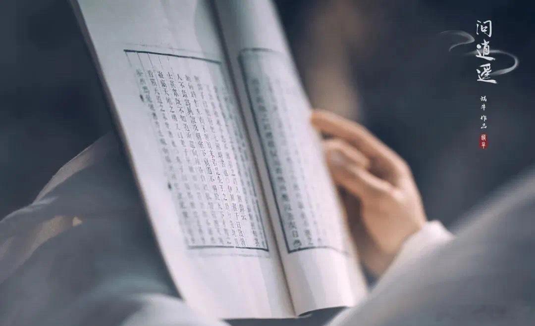 不要让别人的嘴，左右了你的人生·默斋主人原创散文村口古槐浓荫之下，常聚纳凉闲谈之