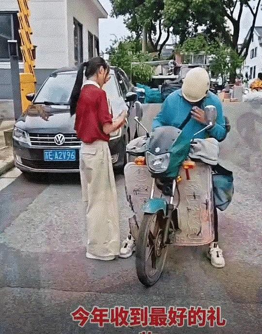 录取通知书到手全家都乐疯了吧？
可江苏那位姑娘，却让送件的邮政大哥愣住了。
她接