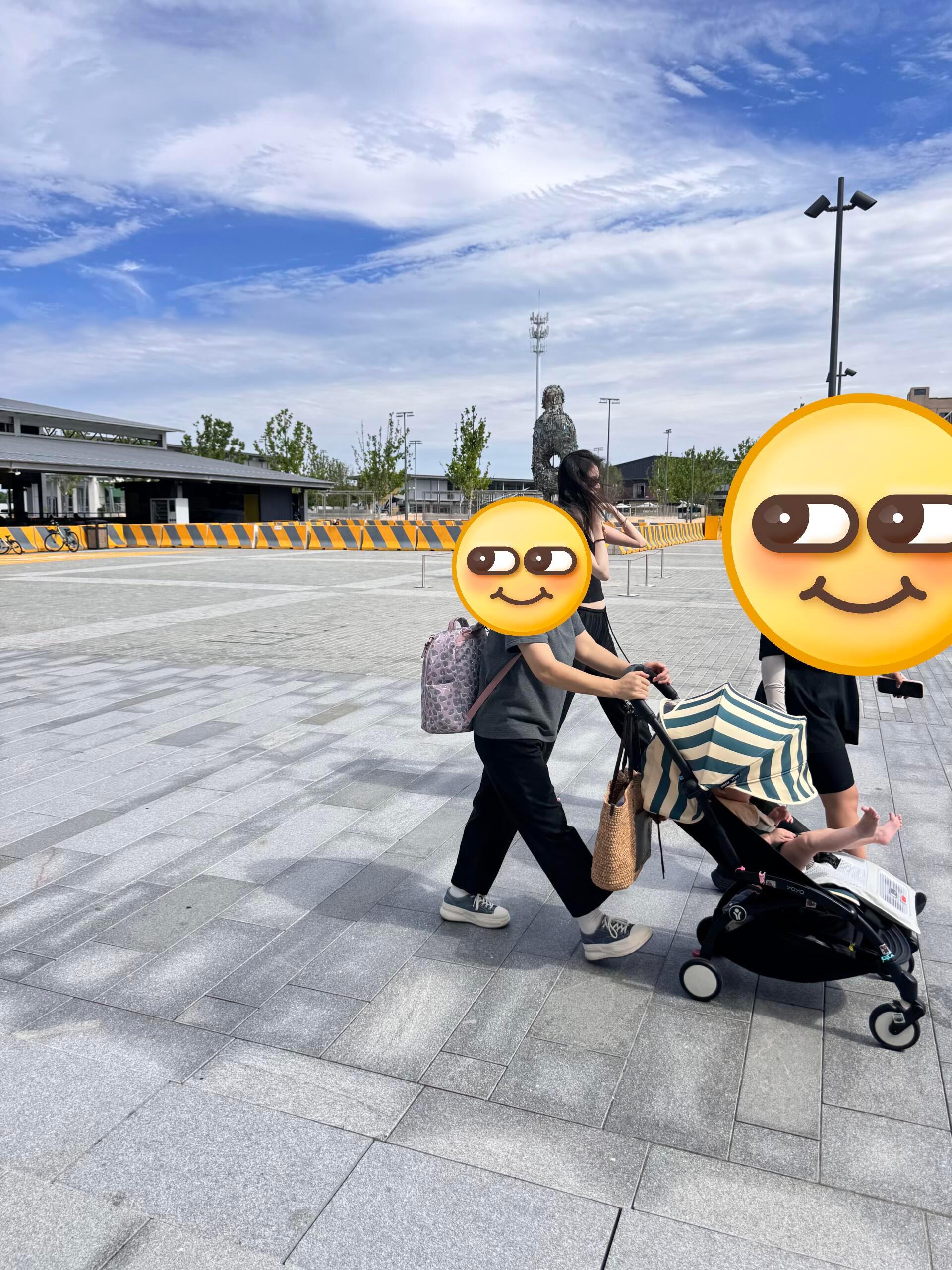 阿那亚偶遇何穗带两保姆遛娃阿那亚偶遇何穗 网友阿那亚偶遇何穗啦，和两个保姆阿姨待