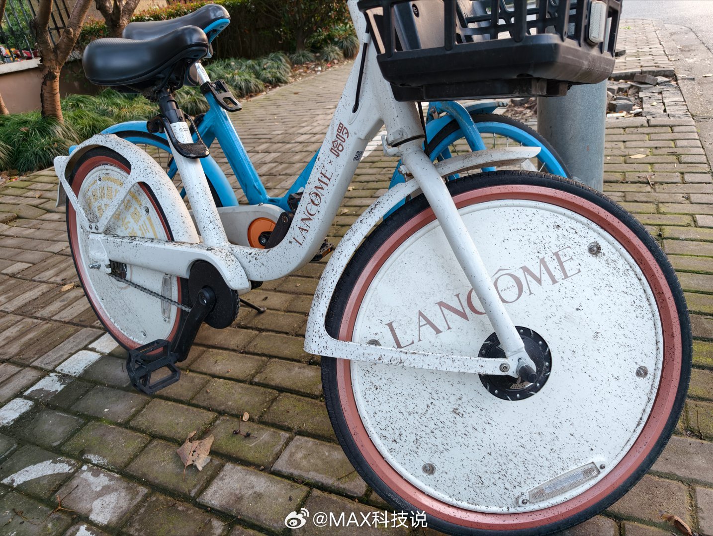 现在共享单车都开始做这种广告了啊你们有看到过吗？ 